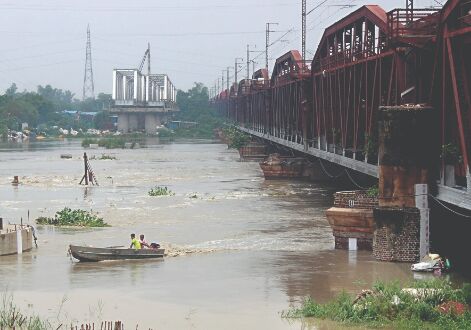 Yamuna swells above danger mark, govt sounds flood alert Yamuna swells above danger mark, govt sounds flood alert