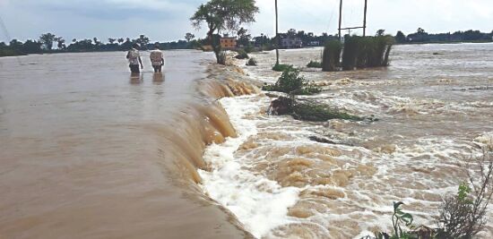 As flood situation worsens, Mamata to conduct aerial survey today As flood situation worsens, Mamata to conduct aerial survey today