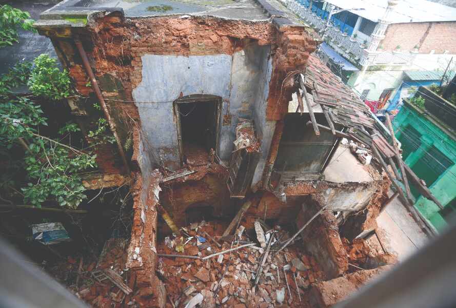 Sealdah: Portion of old building collapses Sealdah: Portion of old building collapses