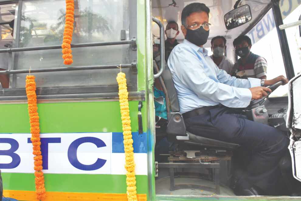 Hakim inaugurates first trial run of two CNG buses in city Hakim inaugurates first trial run of two CNG buses in city