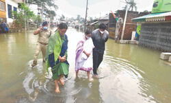 Mamata visits deluge-hit areas, slams Centre over Ghatal situation
