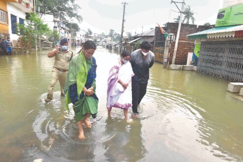Mamata visits deluge-hit areas, slams Centre over Ghatal situation Mamata visits deluge-hit areas, slams Centre over Ghatal situation