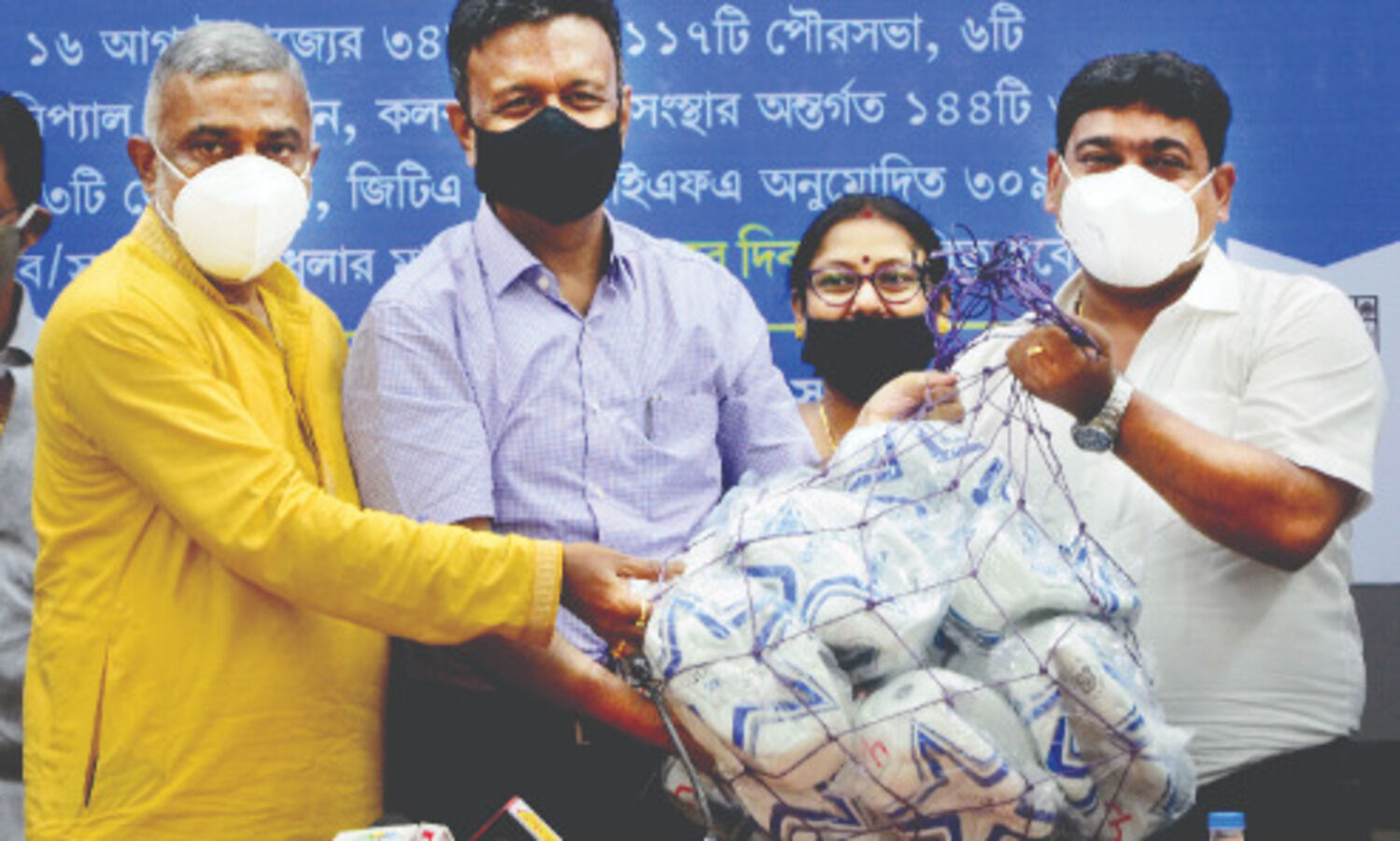 Ahead of Khela Hobe Diwas, KMC gives footballs to borough chiefs