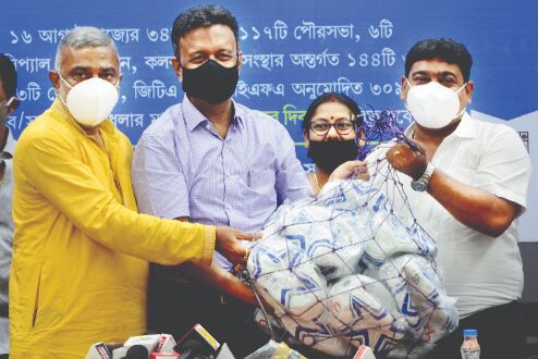 Ahead of Khela Hobe Diwas, KMC gives footballs to borough chiefs