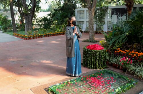 Sonia Gandhi unfurls national flag at Cong headquarters Sonia Gandhi unfurls national flag at Cong headquarters
