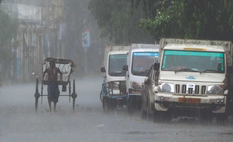 Heavy rain warning for North Bengal, scattered showers in South Heavy rain warning for North Bengal, scattered showers in South