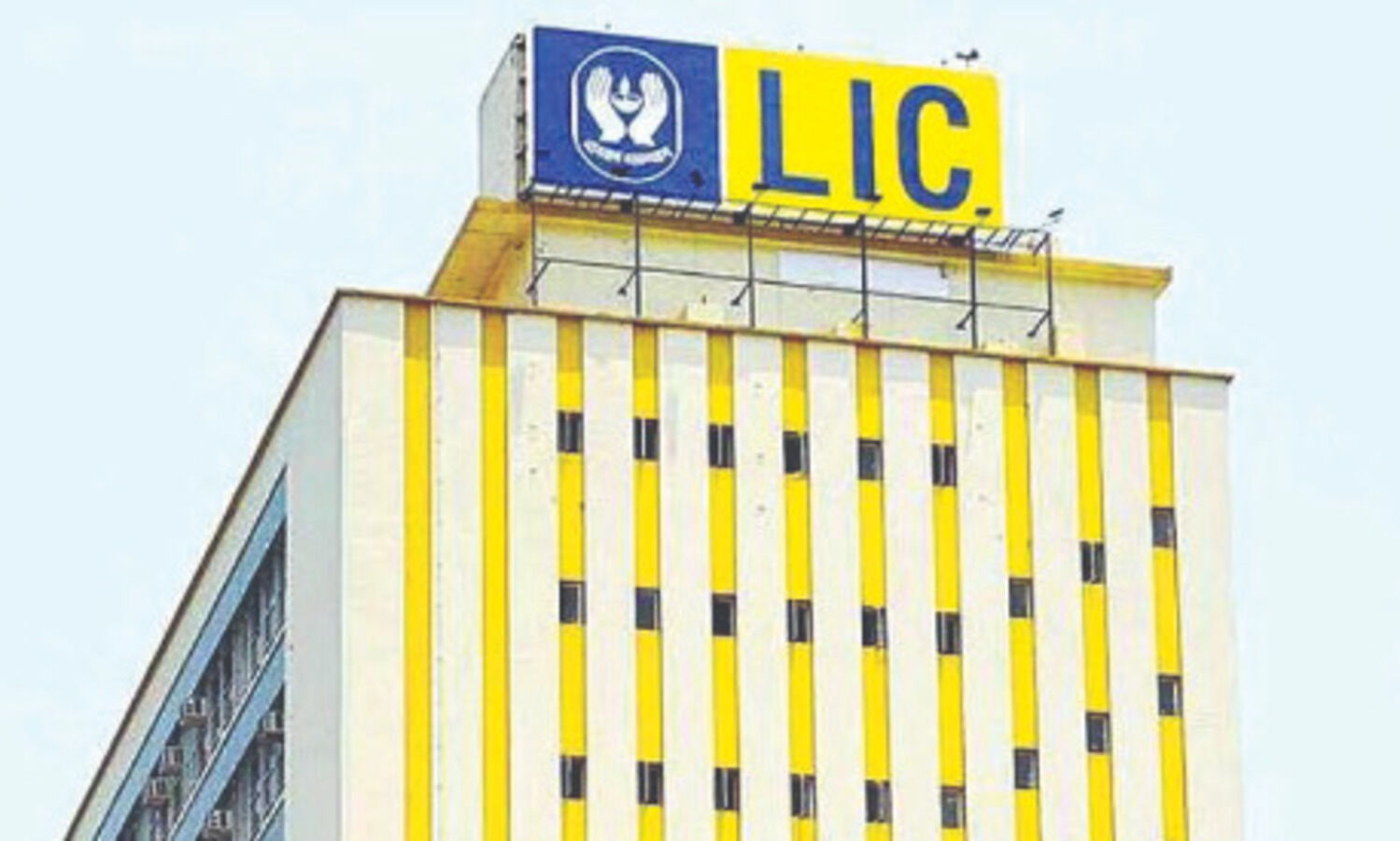 16 merchant bankers in race to manage LIC IPO