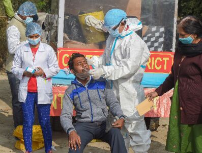 India logs 25,467 new COVID-19 cases