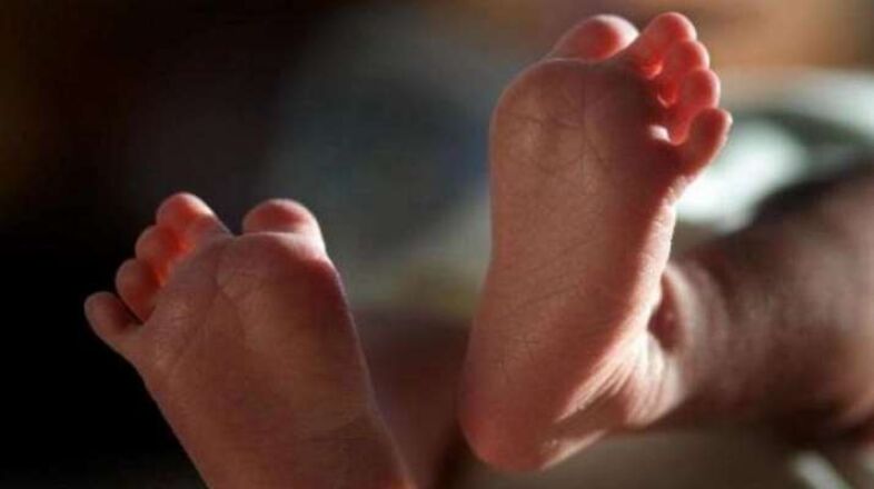Thane: Newborn girl found dumped near gutter, hospitalised Thane: Newborn girl found dumped near gutter, hospitalised