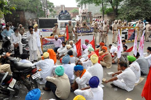 Situation tense: Police lathi-charge protesting farmers near Karnal, 10 injured Situation tense: Police lathi-charge protesting farmers near Karnal, 10 injured