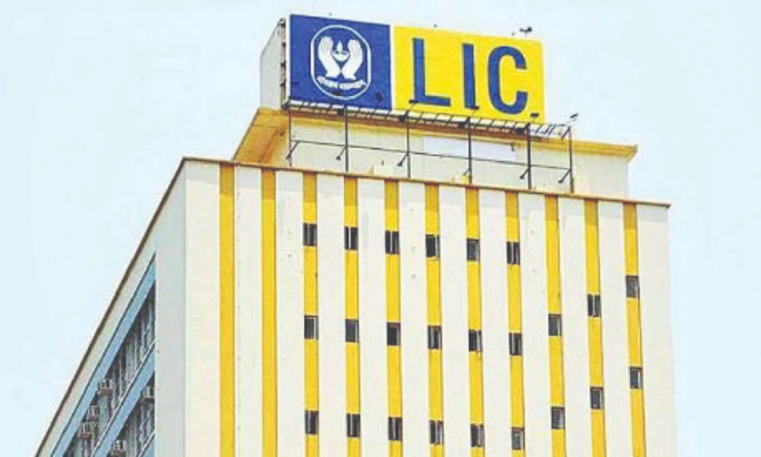 Goldman Sachs, J P Morgan Chase among ten merchant bankers to manage LIC IPO