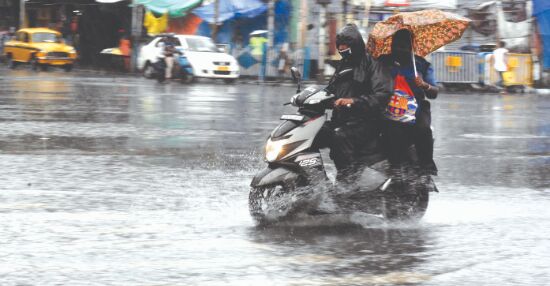 Heavy downpour to continue in several   dists of North Bengal, alerts weatherman
