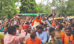 Jantar Mantar: Hindu org chief surrenders, supporters cheer and garland him on the way Jantar Mantar: Hindu org chief surrenders, supporters cheer and garland him on the way