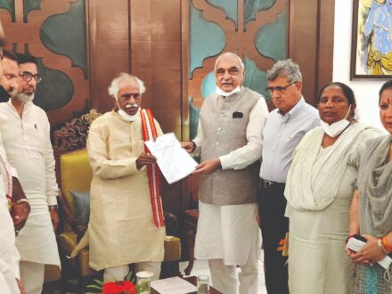 Lathi-charge on farmers: Cong submits memorandum to Guv Lathi-charge on farmers: Cong submits memorandum to Guv