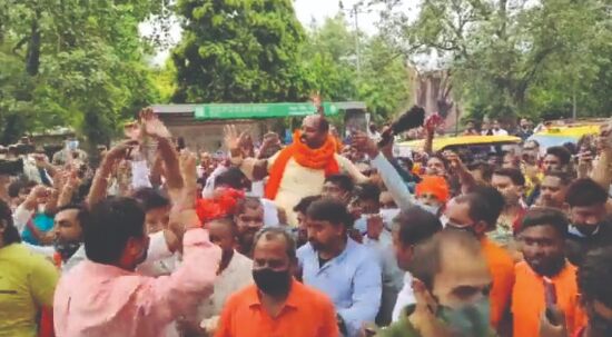Jantar Mantar: Hindu org chief surrenders, supporters cheer and garland him on the way Jantar Mantar: Hindu org chief surrenders, supporters cheer and garland him on the way