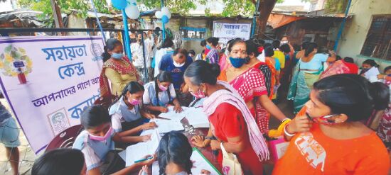 Kanyashree girls assist people at Duare Sarkar camps Kanyashree girls assist people at Duare Sarkar camps