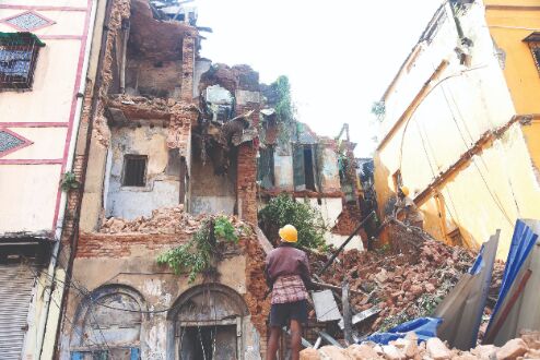 Burrabazar: One injured as portion of building collapses Burrabazar: One injured as portion of building collapses