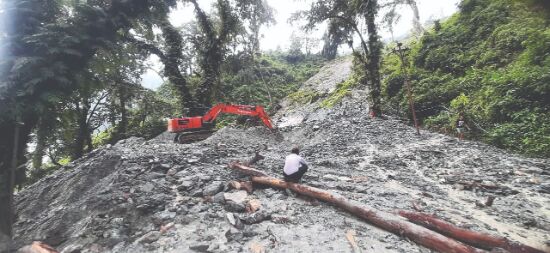 Kalimpong: Heavy rains trigger landslide on NH10 Kalimpong: Heavy rains trigger landslide on NH10