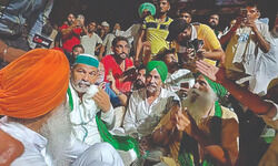 Impasse continues, farmers stay put outside secretariat