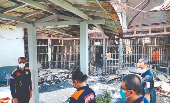 Fire kills 41 inmates, 80 hurt at crowded Indonesian prison Fire kills 41 inmates, 80 hurt at crowded Indonesian prison