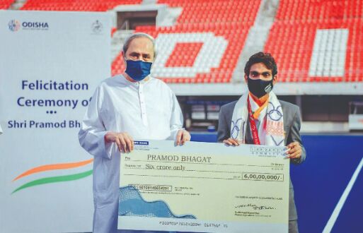 CM Patnaik felicitates Pramod Bhagat with Rs 6 cr cash award CM Patnaik felicitates Pramod Bhagat with Rs 6 cr cash award