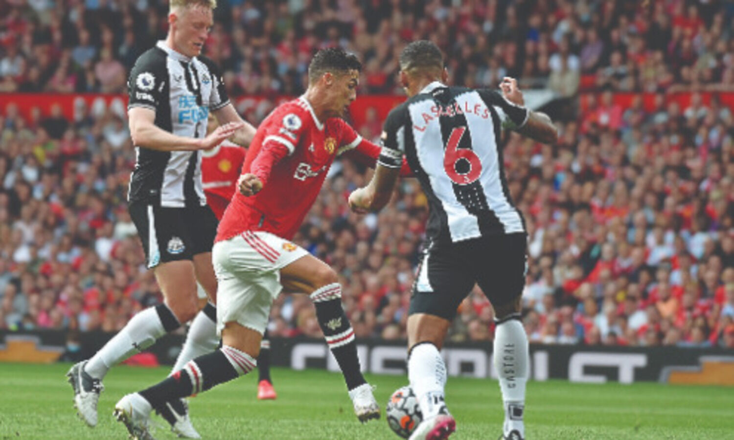 Ronaldo strikes twice as Man Utd thrash Newcastle to go top