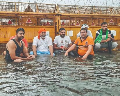 Rakesh Tikait, BKU men continue stir on waterlogged flyway Rakesh Tikait, BKU men continue stir on waterlogged flyway