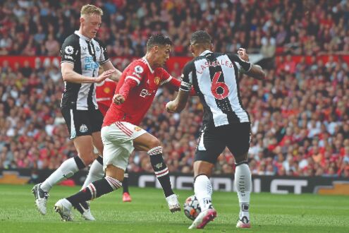 Ronaldo strikes twice as Man Utd thrash Newcastle to go top