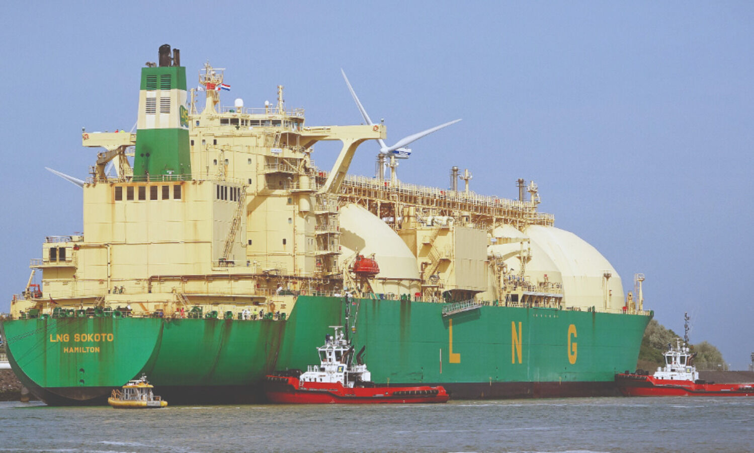 Petronet eyes fresh foray into petchem biz; plans LNG import facility on east coast