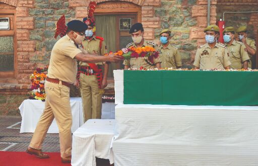 Police officer shot dead   by militant in Kashmir