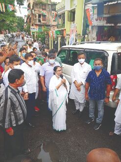 Mamata does door-to-door campaigning, woos voters Mamata does door-to-door campaigning, woos voters