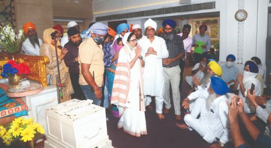 Bypolls: Mamata demands scrapping of the farm laws, visits Gurdwara