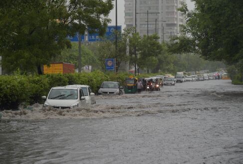 Rain causes traffic snarls across Delhi Rain causes traffic snarls across Delhi