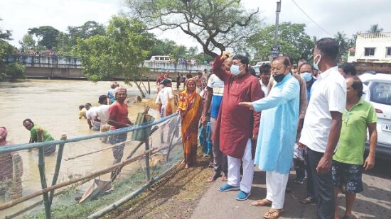 Rains hit five lakh in East & West Midnapore; minister visits spots Rains hit five lakh in East & West Midnapore; minister visits spots