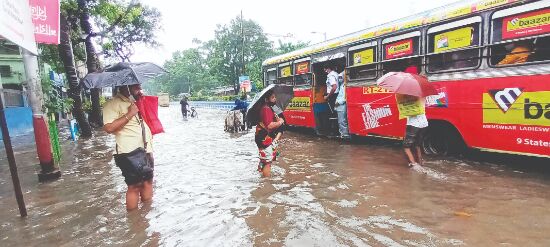 2 dead in lightning strikes, at least 1.41L evacuated in past 24 hours