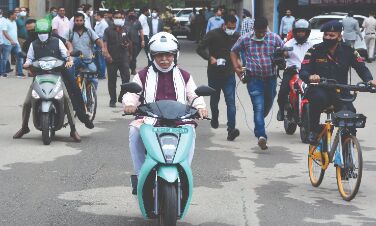Khattar, ministers drive e-scooters to reach Secretariat Khattar, ministers drive e-scooters to reach Secretariat