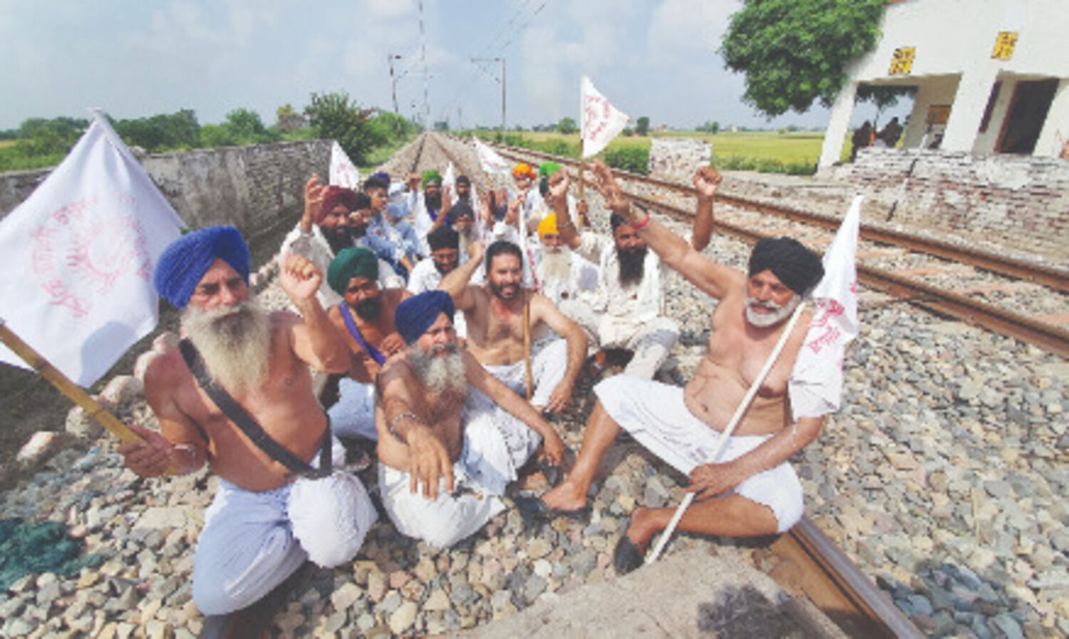 Hundreds of farmers block highways; Delhi-UP traffic hit