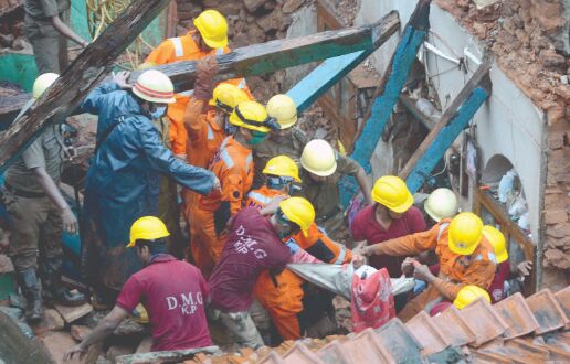 3-yr-old girl & woman dead after portion of old building collapses 3-yr-old girl & woman dead after portion of old building collapses