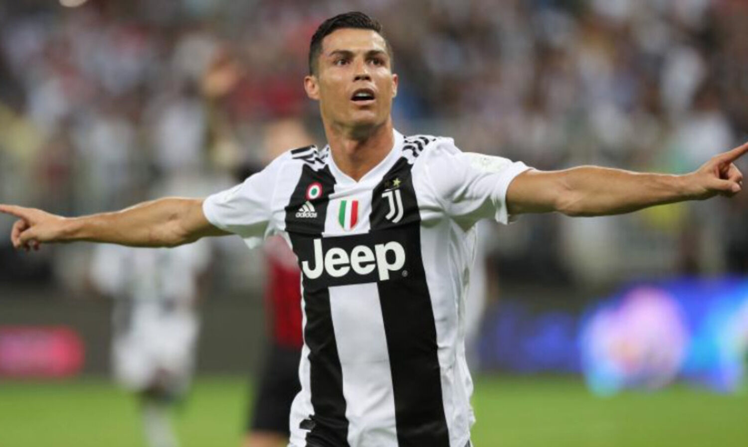 Record-breaker Ronaldo scores late winner for United in CL