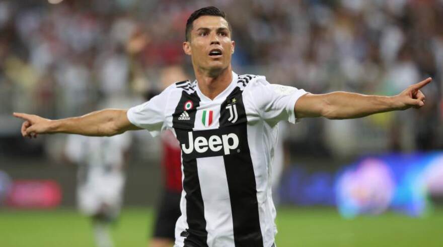 Record-breaker Ronaldo scores late winner for United in CL