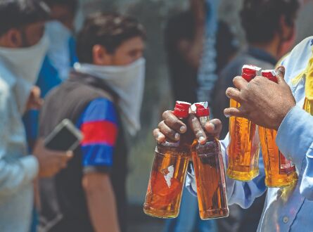 Govt asks people not to crowd stores & hoard liquor as private vends wind up Govt asks people not to crowd stores & hoard liquor as private vends wind up
