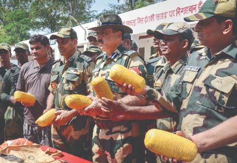 Pak national nabbed with 6 kg heroin Pak national nabbed with 6 kg heroin