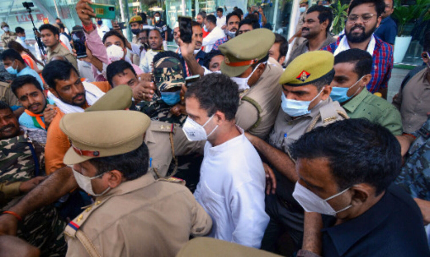 Priyanka released from detention, leaves for Lakhimpur with Rahul