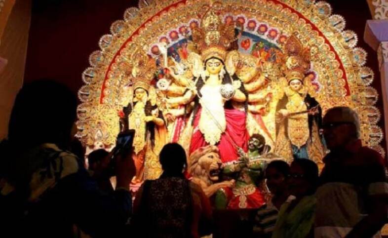 People offer tarpan on Mahalaya as Durga Puja festivities begin