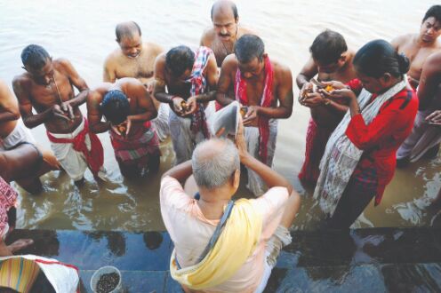 People offer tarpan on Mahalaya as Durga Puja festivities begin, CM extends greetings People offer tarpan on Mahalaya as Durga Puja festivities begin, CM extends greetings
