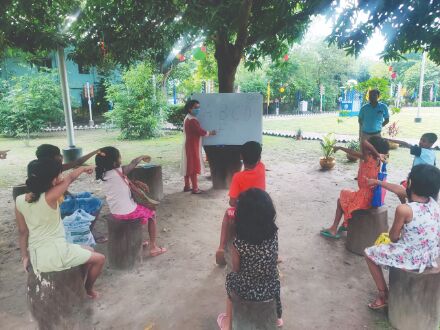 Cops turn teachers for underprivileged kids Cops turn teachers for underprivileged kids