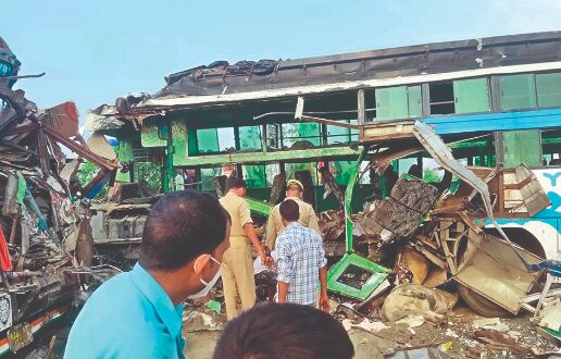 15 killed, 21 injured in bus-truck collision in UPs Barabanki 15 killed, 21 injured in bus-truck collision in UPs Barabanki