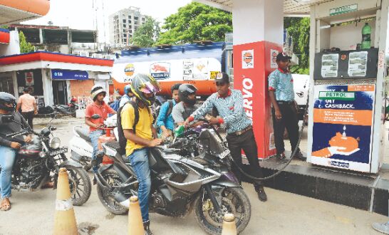 Petrol crosses Rs 104/l mark in Kolkata