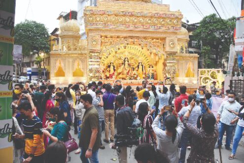 Classic Bengali songs ring   in nostalgia at city pandals