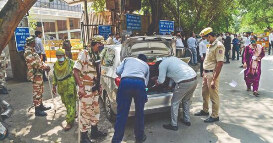 Court security: In HC, lawyers suggest smart IDs and police in civil clothes inside courts Court security: In HC, lawyers suggest smart IDs and police in civil clothes inside courts